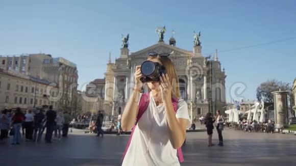 吸引人的旅游女孩拍照视频的预览图
