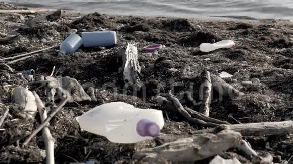 海边沙滩垃圾倾倒环境污染视频的预览图