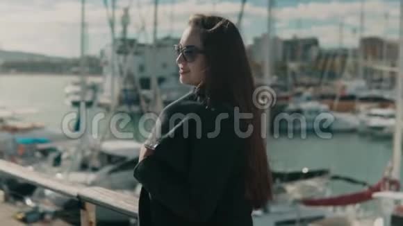 戴墨镜的女人带着很多游艇和船走在后面视频的预览图