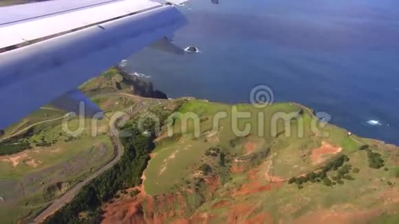 从降落的飞机上看到海滨视频的预览图