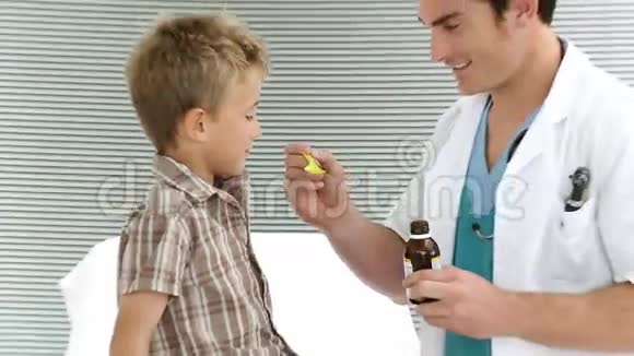 儿童服止咳药视频的预览图