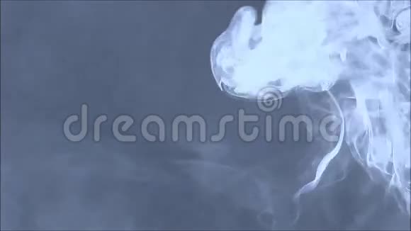 白色的烟雾在空气中盘旋视频的预览图