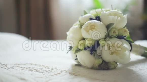 白色背景上的白色牡丹花婚礼花束视频的预览图