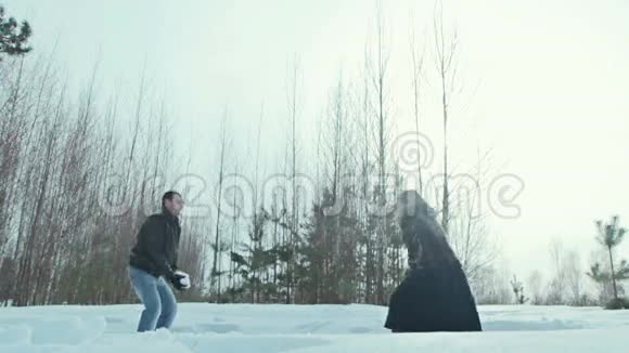 年轻夫妇在雪地里户外玩耍视频的预览图