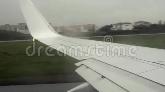 从机场起飞的飞机从窗户看到视频的预览图
