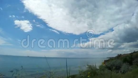 漂浮在海岸悬崖上的白云视频的预览图