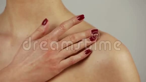女人在肩膀上涂奶油视频的预览图