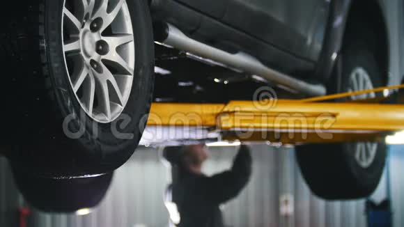汽车维修服务中的汽车修理工人修理细节视频的预览图