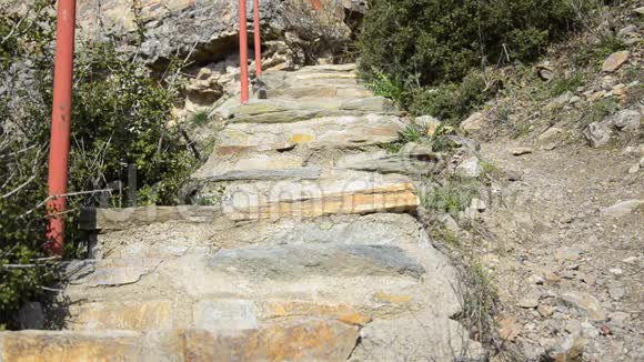 徒步旅行者走上石阶视频的预览图
