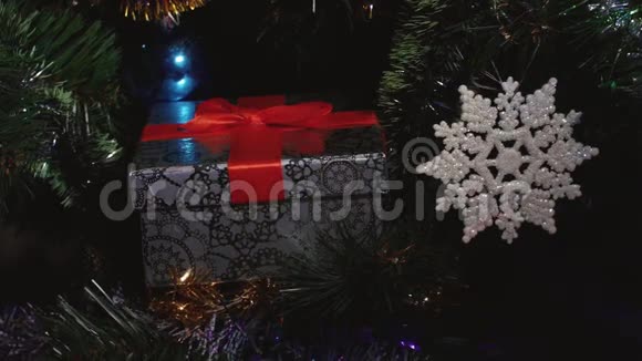 把圣诞树上装饰好的礼物视频的预览图