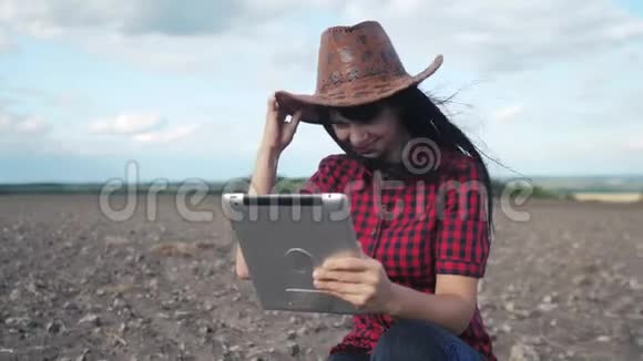智慧生态是一种收获农业的耕作理念女孩农民的生活方式与数字平板电脑研究地球污垢中视频的预览图