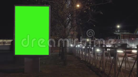 广告牌绿色屏幕nieht城市时间推移视频的预览图