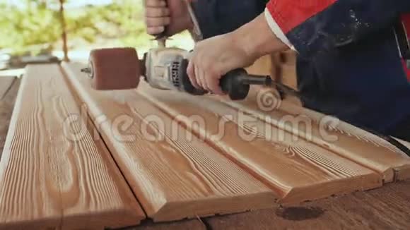 工作连接程序处理板加工木材过程中的钢丝刷刷木工视频的预览图