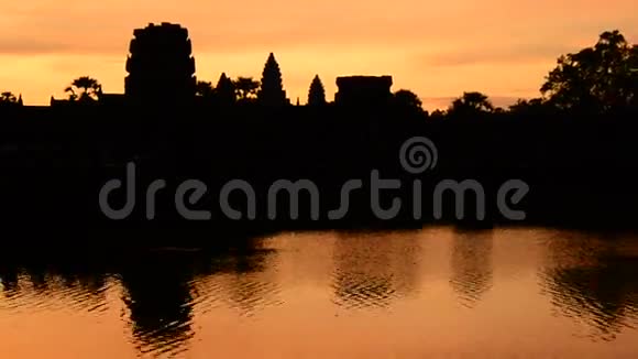 放大柬埔寨吴哥窟主庙建筑与日出湖倒影剪影视频的预览图
