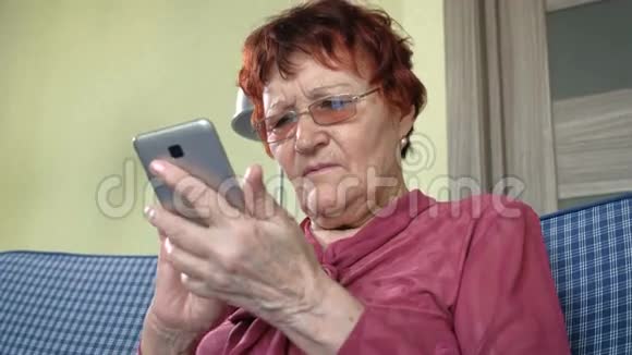 可爱的老妇人在电话里说话奶奶视频的预览图