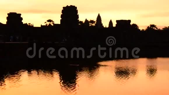 放大柬埔寨吴哥窟主庙建筑与日出湖倒影剪影视频的预览图