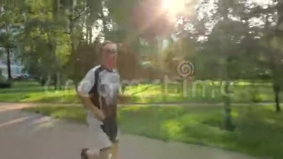 他喜欢在公园里跑步追求健康的生活方式视频的预览图