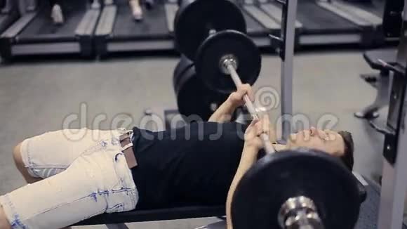 一个人在健身房做长凳按压练习视频的预览图