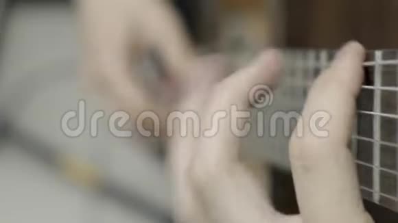 演奏古典吉他的特写视频的预览图