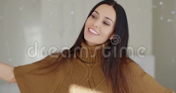 快乐活泼的年轻女人呆在家里视频的预览图