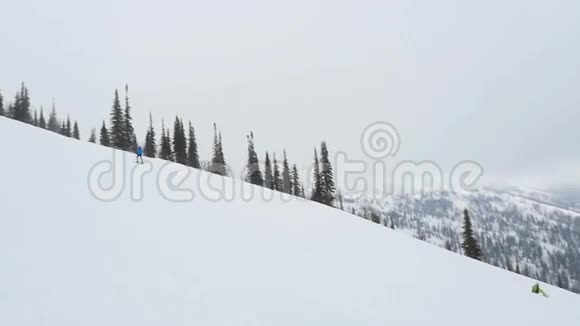 山在阴天在斜坡上的滑雪场在慢速运动1920x1080视频的预览图