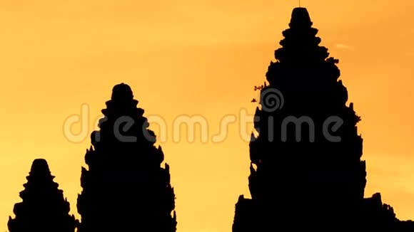 柬埔寨吴哥窟太阳升起主寺尖顶剪影视频的预览图
