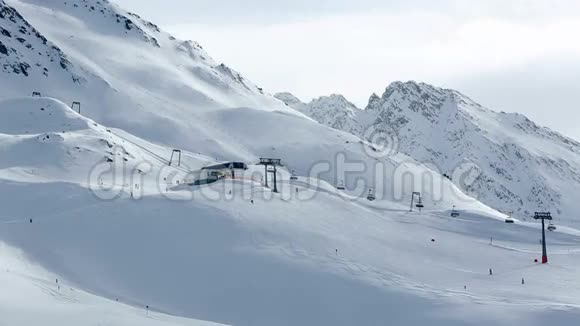滑雪在奥地利阿尔卑斯山视频的预览图