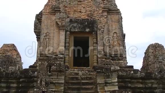 柬埔寨吴哥窟古寺门外综合建筑群视频的预览图