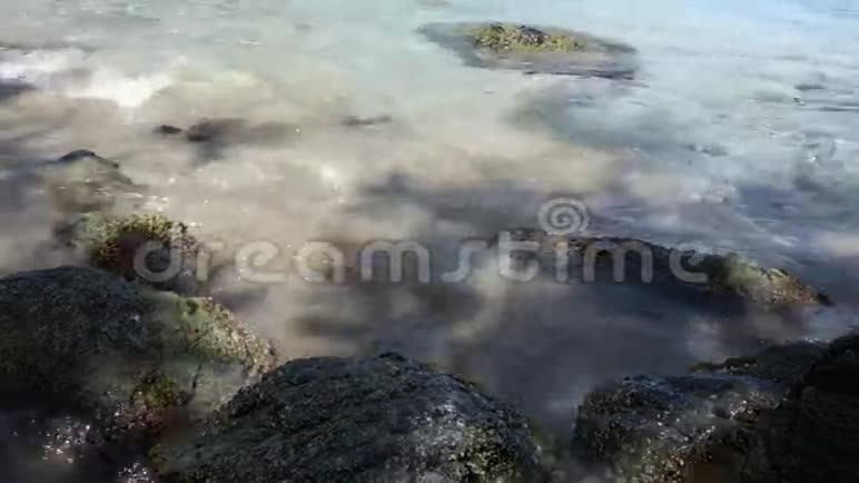 迎风岛屿上的岩石上的海水冲刷视频的预览图