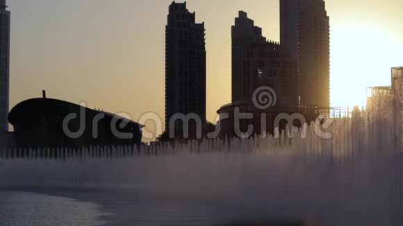 在迪拜日落时跳舞的喷泉视频的预览图