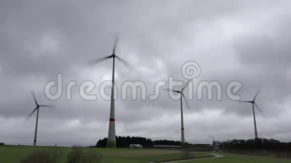 在多云的天空中旋转风力涡轮机视频的预览图