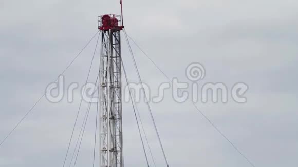石油钻机一个垂直的平底锅视频的预览图