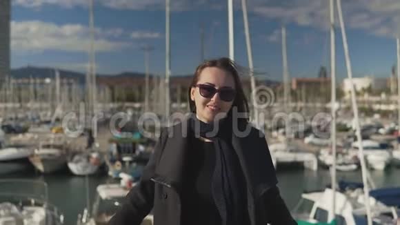 戴墨镜的女人带着很多游艇和船走在后面视频的预览图