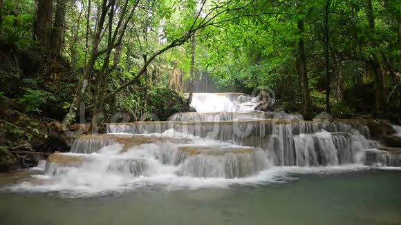 华梅哈明瀑布泰国坎恰纳布里省著名的自然旅游景点视频的预览图