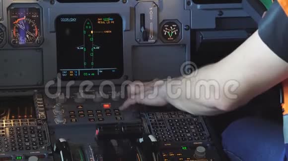 飞行员检查飞机飞行4k视频的预览图