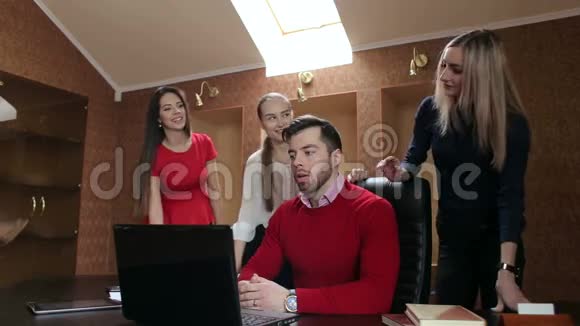 集团业务人员在办公室开会工作电脑视频的预览图