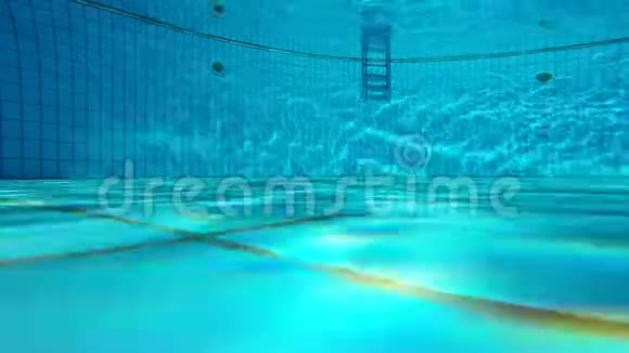 游泳池的水下景观视频的预览图