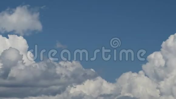 云在天空中移动的时间推移白天特写视频的预览图