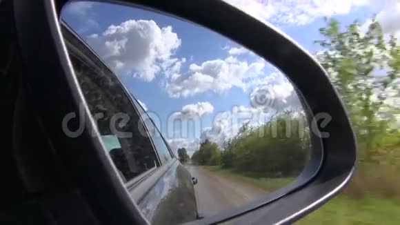 从汽车到后视镜的乡村景观视频的预览图