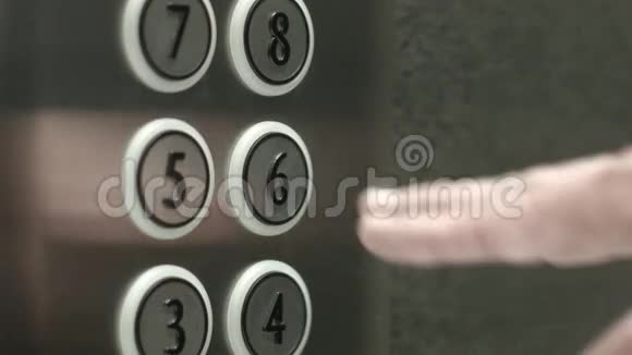 人在电梯里按下六楼的按钮视频的预览图