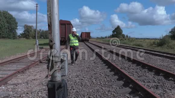 铁路员工在货车旁步行和打电话视频的预览图