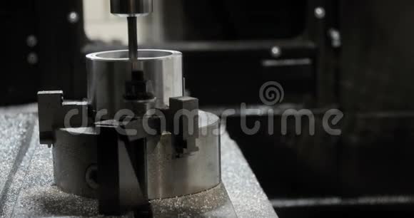 数控铣床在工厂生产金属细节视频的预览图