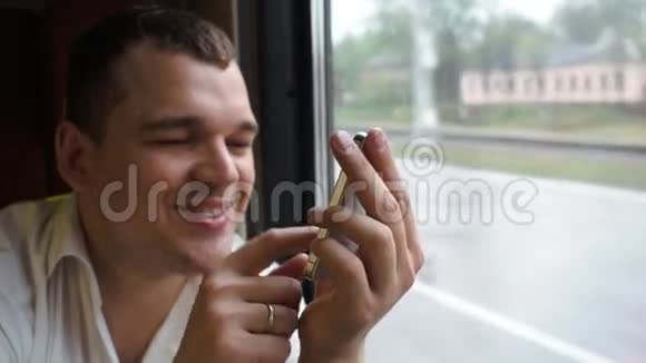 年轻人在火车上打短信视频的预览图