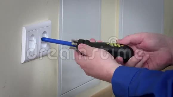 电工手安装电气墙面插座视频的预览图