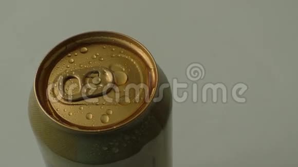 有水滴的金色啤酒罐视频的预览图