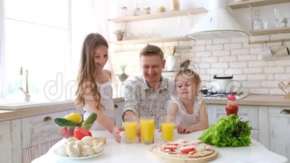 父亲和女儿在厨房里玩得开心视频的预览图