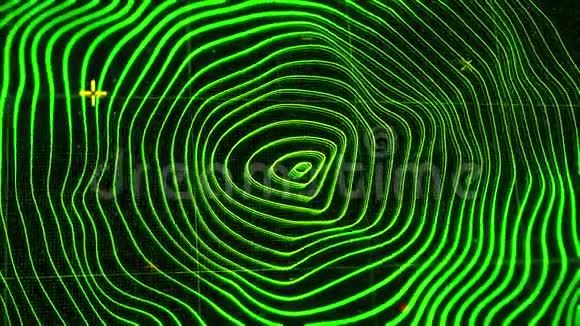 同心绿色环在黑色屏幕背景上移动动画抽象雷达或声纳程序波状霓虹灯视频的预览图