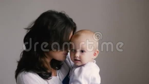年轻快乐的母亲抱着她的新生儿家里的家人美丽的微笑妈妈和快乐的宝贝在一起视频的预览图