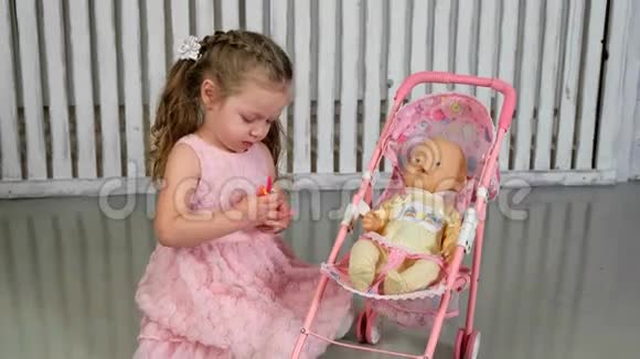 女孩玩娃娃抱和拥抱视频的预览图