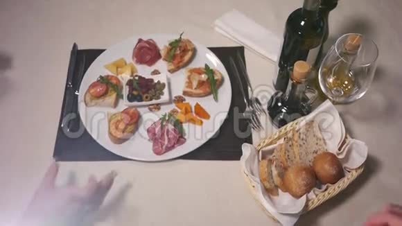 布鲁切塔意大利烤面包与意大利火腿橄榄番茄和奶酪顶部视图在温和餐厅视频的预览图